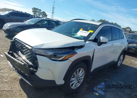 2024 Toyota Corolla Cross Le z USA, uszkodzony, nr VIN 7MUBAAAG9RV109841